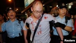 警察协助一名在旺角声援占中被反占中人士用硬物袭击受伤的男子