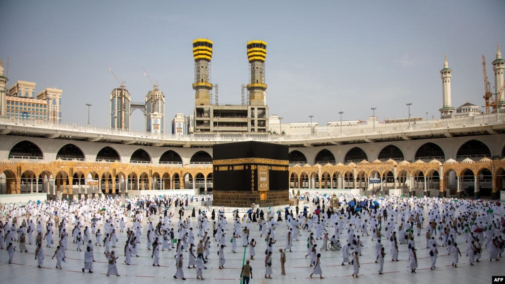 Para jemaah haji di sekitar Kabah saat pelaksanan puncak ibadah Haji, Jumat, di Mekkah, Jumat, 31 Juli 2020. (Foto: AFP)