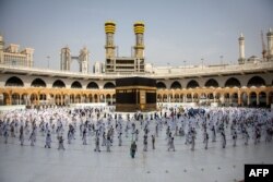 Para jemaah haji di sekitar Kabah saat pelaksanan puncak ibadah Haji, Jumat, di Mekkah, Jumat, 31 Juli 2020. (Foto: AFP)