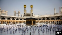Para jemaah haji di sekitar Kabah saat pelaksanan puncak ibadah Haji, di Mekkah, Jumat, 31 Juli 2020. (Foto: AFP)