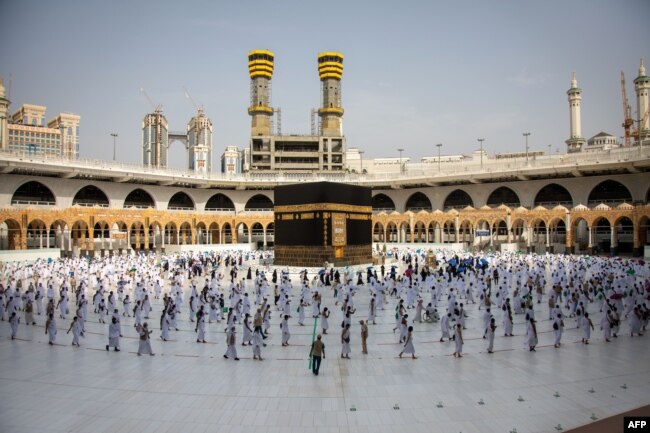Para jemaah haji di sekitar Kabah saat pelaksanan puncak ibadah Haji, Jumat, di Mekkah, Jumat, 31 Juli 2020. (Foto: AFP)