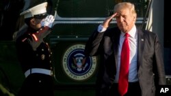 Presiden Donald Trump tiba di sisi selatan halaman Gedung Putih, Washington DC, 18 April 2017. (AP Photo/Andrew Harnik)