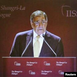 ທ່ານ Leon Panetta ມີຄວາມເຫັນຕໍ່ກອງປະຊຸມດ້ານຄວາມໝັ້ນຄົງ ທີ່ສິງກະໂປ ເມື່ອວັນທີ 2 ມີຖຸນາ 2012.