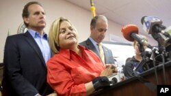 FILE - U.S. Representative Ileana Ros-Lehtinen (C) is flanked by fellow lawmakers as she listens to a question from the media during a news conference, Aug. 12, 2015, in Miami, Florida.