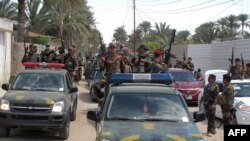 Polisi dan tentara Irak di Ramadi, ibukota provinsi Anbar, setelah menyita kendaraan pemberontak militan (29/3). (AFP/Azhar Shallal)