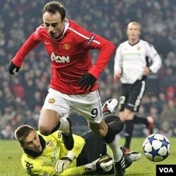 Pemain Manchester United Dimitar Berbatov (foto: dok), yang baru tampil lagi setelah istirahat 3 bulan, mencetak tiga gol dalam pertandingan MU melawan Wigan.