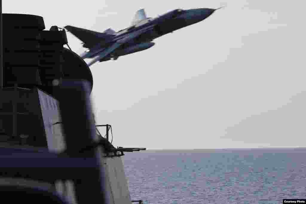 Suhoj Su-24 nadleće američki razarač klase Arli Burk USS Donald Kuk.