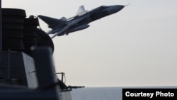 ເຮືອບິນຣັດເຊຍ ໄດ້ບິນລົງຕ່ຳໆ ເຈີດໃສ່ກຳປັ່ນລົບ USS Donald Cook ທີ່ທະເລ Baltics ເມື່ອວັນທີ 12 ເມສາ 2016.