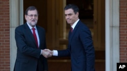 El actual presidente del gobierno español, Mariano Rajoy (izquierda) y el líder socialista, Pedro Sánchez, sostuvieron la primera reunión en busca de un gobierno en coalición.