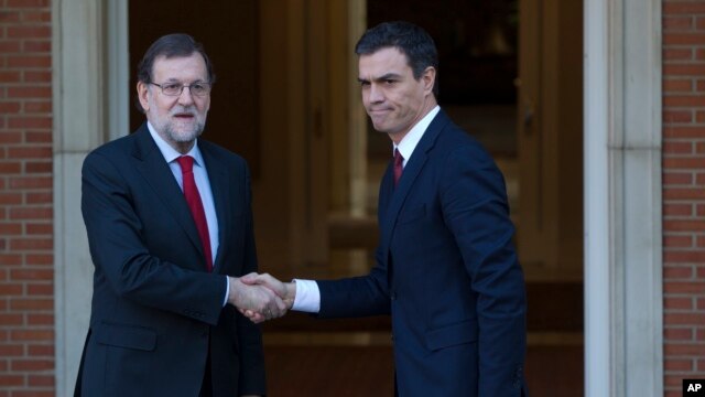 El actual presidente del gobierno español, Mariano Rajoy (izquierda) y el líder socialista, Pedro Sánchez, sostuvieron la primera reunión en busca de un gobierno en coalición.