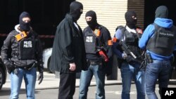 Polisi Belgia melakukan patroli di luar stasiun Gare du Midi pasca serangan teror di Brussels, Selasa (22/3).