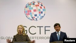 Turkish Foreign Minister Ahmet Davutoglu (R) and U.S. Secretary of State Hillary Clinton attend a news conference at the Global Counterterrorism Forum.