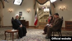 حسن روحانی در حال مصاحبه با دو مجری صدا و سیما