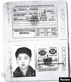 Una foto escaseada obtenida por Reuters muestra un pasaporte brasileño auténtico otorgado al líder norcoreano Kim Jong-un.