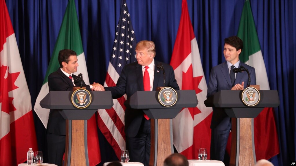 El presidente de México, Enrique Peña Nieto, el presidente Donald Trump y el primer ministro de Canadá, Justin Trudeau, se preparan para firmar un nuevo acuerdo entre los Estados Unidos, México y Canadá que reemplaza el acuerdo comercial del TLCAN durante una ceremonia antes del 