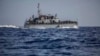 Arhiva - Fotografija broda sa migrantima, koji je napravila obalna straže Libije, u blizini obale te zemlje, 24. juna 2018. (Foto via AP)