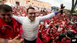 Calon kuat Presiden baru Guatemala Manuel Baldizon (jaket putih) melakukan kampanye di kota Villa Nueva, Guatemala hari Jumat (4/9).