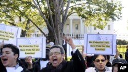 Unjuk rasa menuntut reformasi imigrasi di depan Gedung Putih (foto: dok), Presiden Obama berencana mengusulkan RUU Imigrasi kepada Kongres AS dalam masa jabatan keduanya.