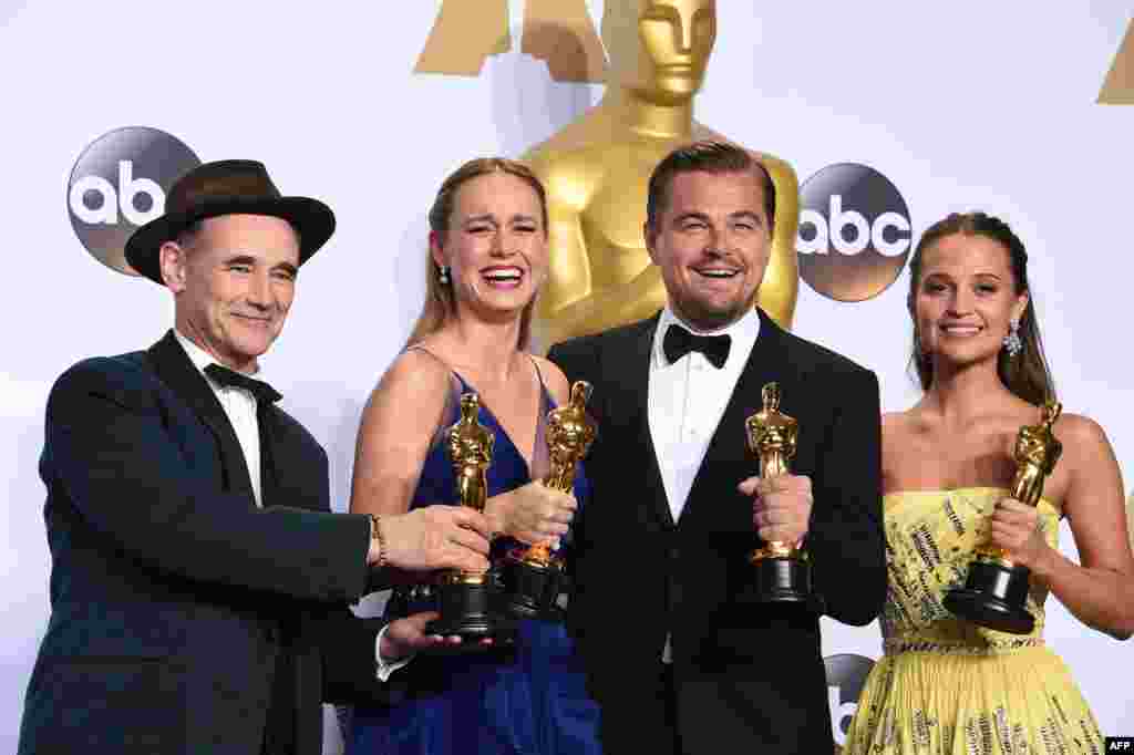 (ពីឆ្វេងទៅស្តាំ) តារាសម្តែង​ប្រុស​ជាតួរងល្អបំផុត​លោក Mark Rylance តារា​សម្តែង​ស្រី​ល្អ​បំផុត​នាង Brie Larson តារា​សម្តែង​ប្រុស​ល្អ​បំផុត​លោក Leonardo DiCaprio និង​តារាសម្តែង​ស្រី​ជា​តួរង​ល្អ​បំផុត​នាង Alicia Vikander ឈរ​ថត​រូប​ជាមួយ​នឹង​ពានរង្វាន់​ Oscar ក្នុង​ដៃ នៅ​បន្ទប់​សារព័ត៌មាន​អំឡុងពេល​ពិធី​ប្រគល់​ពានរង្វាន់​ Oscar នៅ​ Hollywood រដ្ឋ California កាល​ពី​ថ្ងៃ​ទី២៨ ខែ​កុម្ភៈ ឆ្នាំ​២០១៦។&nbsp;