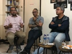 Kiri ke kanan: Direktur ICJR Anggara Suwahju, Aktivis Rumah Cemara Ardhany Suryadarma, dan Anggota DPR RI Muhammad Farhan, dalam diskusi mengenai narkotika di Bandung, Desember 2019. (VOA/Rio Tuasikal)