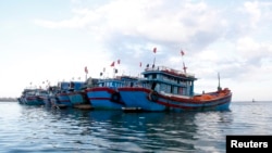 Tàu cá của ngư dân Việt Nam neo đậu gần đảo Lý Sơn, tỉnh Quảng Ngãi. Ngư dân Lý Sơn đánh bắt ở quần đảo Hoàng Sa thường xuyên bị tàu Trung Quốc tấn công, gây thương tích và cướp phá tài sản.