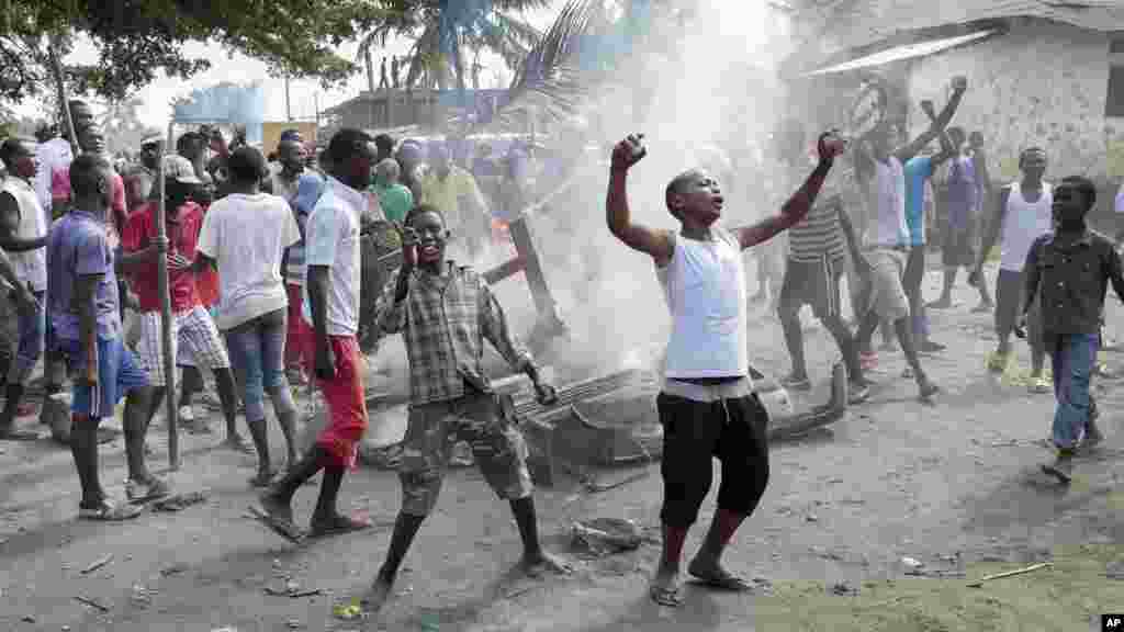 Abari mu myiyerekano bariko baturira ivyo bakoresheje mu kuzibira ibarabara muri Komine Buyenzi ku murwa mukuru w’Uburundi, Bujumbura, ku musi wa kabiri, italiki 26 z’ukwezi zkwa gatanu, umwaka w’2015.