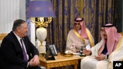 Menteri Luar Negeri AS Mike Pompeo (kiri) dan Raja Arab Saudi Salman bin Abdulaziz Al Saud di Riyadh, Arab Saudi, Kamis (20/2).