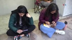 Colombianos en el exterior del consulado en Miami tras impasse entre EEUU y Colombia
