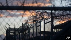 Vue sur la prison de Guantanamo, dans la base militaire américain à Cuba, le 21 novembre 2013.