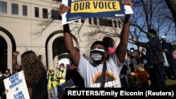 7 Kasım 2020 - ABD'de başkanlık seçimlerinin resmi olmayan sonuçlarına göre Demokrat Joe Biden'ın kazandığının açıklanmasının ardından Detroit'teki destekçileri de gösteri düzenledi