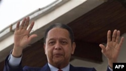 John King, 74, supports Donald Trump outside the Florida site where Monday's Trump event was canceled ahead of the primary, March 14, 2016. (C. Mendoza/VOA)