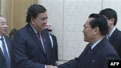 Bill Richardson (chapdan) Pxenyanda rasmitylar bilan muloqot paytida