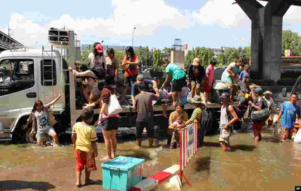 Truckloads of evacuees arrived at Don Mueang evacuation center as the waters were rising around the airport, October 25, 2011 (VOA - G. Paluch).