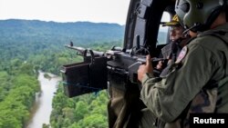 Soldados venezolanos realizan una patrulla aérea en busca de cultivos de droga cerca de la frontera con Colombia, en el estado de Zulia.