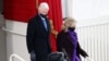 El expresidente Bill Clinton y su esposa, la exsecretaria de Estado Hillary Clinto, durante la toma de posesión de Joe Biden, el 20 de enero de 2021. 