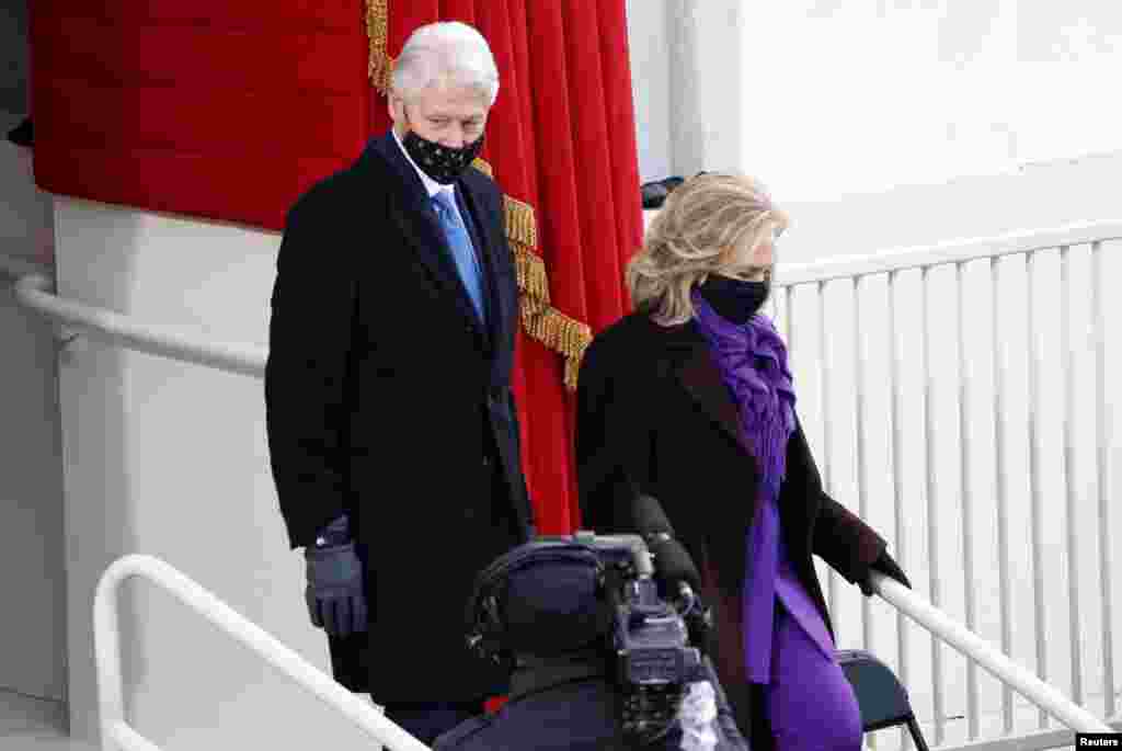 El ex presidente Bill Clinton y la exsecretaria de Estado Hillary Clinton durante la toma de posesi&#243;n de Joe Biden.