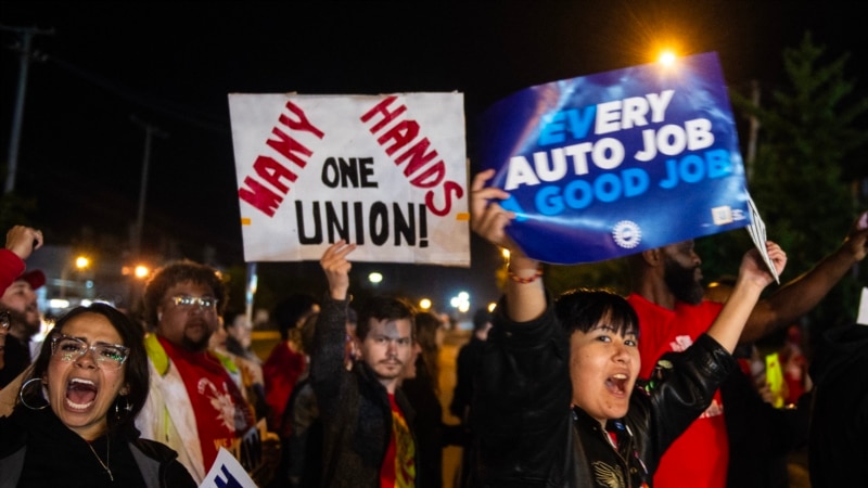 Début d'une grève inédite chez trois constructeurs automobiles aux Etats-Unis