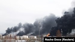 Kebakaran terlihat di kilang minyak menyusul serangan rudal di dekat kota pelabuhan Odesa, di tengah invasi Rusia yang sedang berlangsung, di Ukraina, 3 April 2022. (Foto: REUTERS/Nacho Doce)