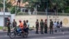 Policía Nacional Congoleña vigilan la Embajada de Francia tras un ataque al edificio durante una manifestación contra la escalada del conflicto en el este del Congo en Kinshasa, el 28 de enero de 2025. Los manifestantes han atacado varias embajadas en la capital. 