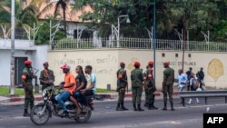 Policía Nacional Congoleña vigilan la Embajada de Francia tras un ataque al edificio durante una manifestación contra la escalada del conflicto en el este del Congo en Kinshasa, el 28 de enero de 2025. Los manifestantes han atacado varias embajadas en la capital. 