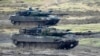 Два танки Leopard 2 у дії під час візиту міністра оборони Німеччини Бориса Пісторіуса до 203-го танкового батальйону Бундесверу в казармах фельдмаршала Роммеля в Августдорфі, Німеччина, у середу, 1 лютого 2023 р. (Фото: AP/Мартін Мейснер)