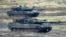 Два танки Leopard 2 у дії під час візиту міністра оборони Німеччини Бориса Пісторіуса до 203-го танкового батальйону Бундесверу в казармах фельдмаршала Роммеля в Августдорфі, Німеччина, у середу, 1 лютого 2023 р. (Фото: AP/Мартін Мейснер)