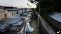 Un urinario ubicado a lo largo de una pasarela de observación para guardias de seguridad en la prisión de Tacumbu en Asunción, Paraguay, el domingo 8 de julio de 2024. Foto AP