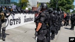 Полиция Портленда между ультраправыми и антифа во время митинга в Портленде, штат Орегон, 4 августа 2018