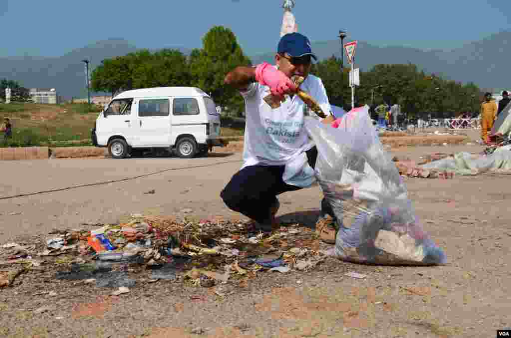 دھرنے کے مقام پر ایک رضارکار صفائی کر رہا ہے۔ 