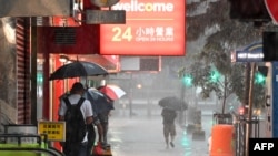 2023年9月8日，香港市民在大雨中行走。(法新社)