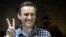 Pemimpin oposisi Rusia Alexei Navalny memberi isyarat di Pengadilan Distrik Babuskinsky di Moskow, Rusia, pada 20 Februari 2021. (Foto: AP)