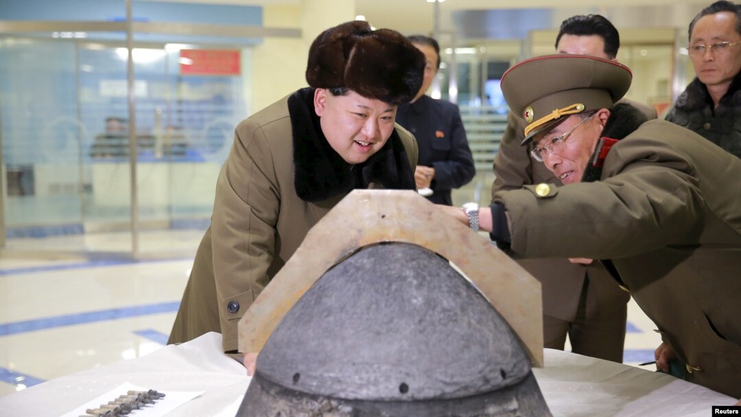 Pemimpin Korea Utara, Kim Jong Un (kiri) mengamati hulu ledak roket usai uji coba misil Korea Utara 15 Maret lalu (foto: dok).