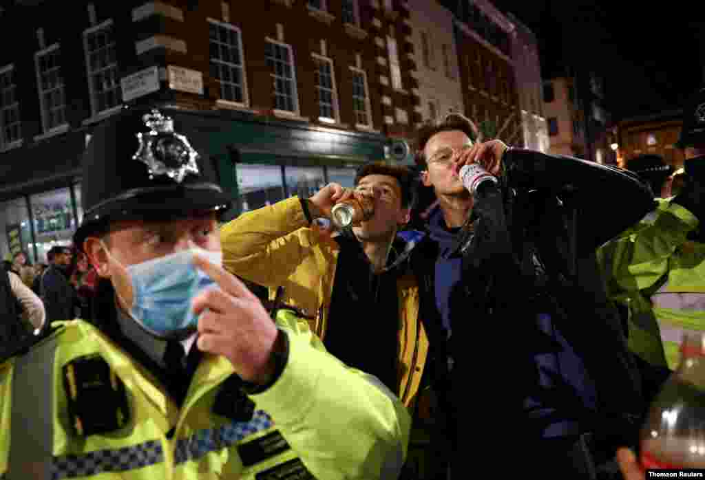 신종 코로나바이러스 방역 제한이 완화된 영국 런던의 소호 거리에서 시민들이 모여 파티를 즐기고 있다. 