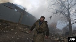 3일 우크라이나 동부 도네츠크 지역에서 포격으로 파손된 주택에서 연기가 나고 있다.